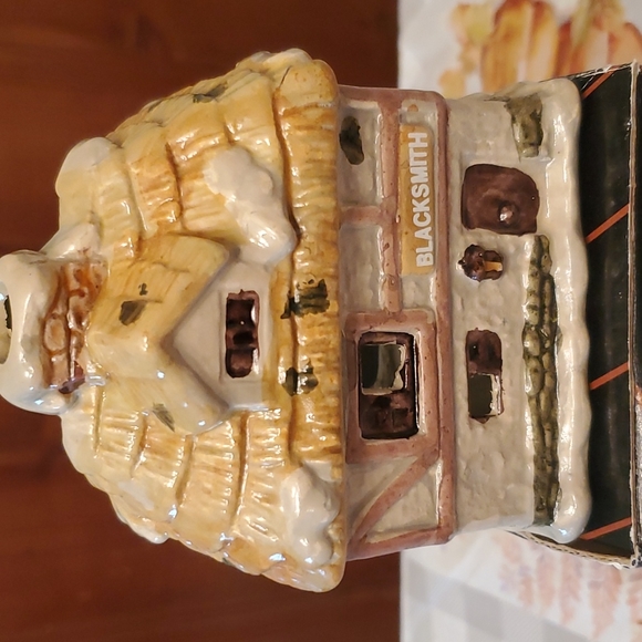 Blacksmith - ceramic candle house - Picture 2 of 4